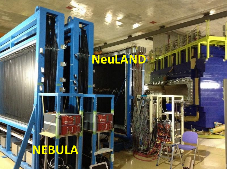 Les deux murs de plastiques scintillants NEBULA et NEULAND captent le neutron issu de la décroissance en vol du fluor-28 en fluor-27. Les informations concernant les états du fluor sont déduites du temps de vol et de la position des neutrons dans les détecteurs. Le fluor-27 est ensuite défléchi par l'aimant supraconducteur SAMURAI (au fond à droite sur l'image) pour être identifié à son plan focal