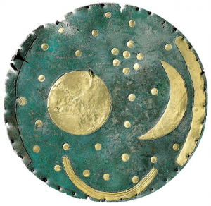 photographie d’une des plus anciennes représentations du ciel découvertes en Europe : le disque de Nebra entre 1600 et 50 av. JC