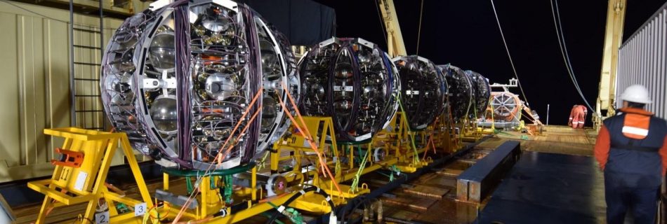 Les 5 unités de détection de KM3NeT à bord du navire de déploiement