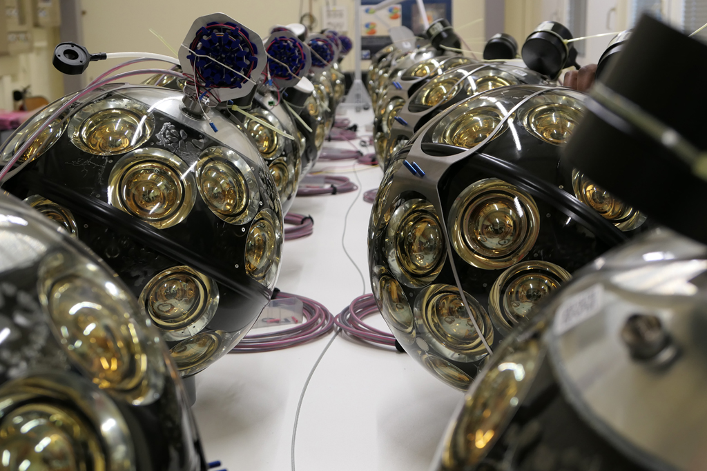 KM3NeT | assemblage et connexion des modules optics de détection (DOM)
