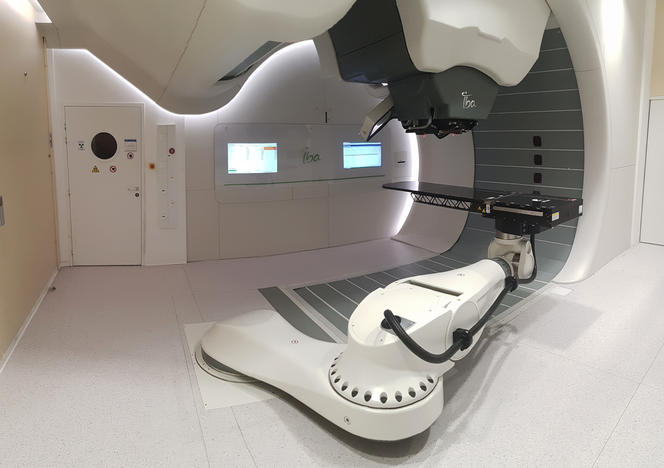 Les promesses de l'hadronthérapie | CNRS Le journal (Accélérateur ProteusOne®, machine de soins de protonthérapie, inauguré au centre Cyclhad, à Caen, ce 5 juillet 2018)