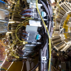 Le multidétecteur INDRA permet de décompter les agrégats formés dans les collisions d'atomes. Image Philippe Stroppa, CEA Le multidétecteur INDRA permet de décompter les agrégats formés dans les collisions d'atomes. Image Philippe Stroppa, CEA
