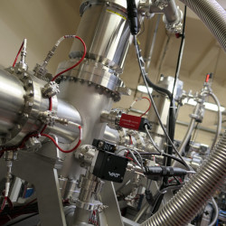 Projet REGLIS3 (« Rare Elements in-Gas Laser Ion Source and Spectroscopy @ S3 »), collaboration IPNO, LPC CAEN, GANIL et IKS Leuven.
Ce projet propose le développement d’une source d’ions radioactifs de nouvelle génération produisant des faisceaux d’une grande pureté et constituant, en soi, un dispositif expérimental de spectroscopie laser. Ce dispositif sera installé sur le spectromètre S3 actuellement en construction dans le cadre de SPIRAL2. REGLIS3