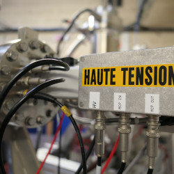 Projet REGLIS3 (« Rare Elements in-Gas Laser Ion Source and Spectroscopy @ S3 »), collaboration IPNO, LPC CAEN, GANIL et IKS Leuven.
Ce projet propose le développement d’une source d’ions radioactifs de nouvelle génération produisant des faisceaux d’une grande pureté et constituant, en soi, un dispositif expérimental de spectroscopie laser. Ce dispositif sera installé sur le spectromètre S3 actuellement en construction dans le cadre de SPIRAL2. REGLIS3