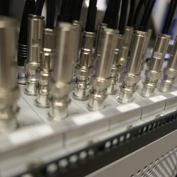 Projet REGLIS3 (« Rare Elements in-Gas Laser Ion Source and Spectroscopy @ S3 »), collaboration IPNO, LPC CAEN, GANIL et IKS Leuven.
Ce projet propose le développement d’une source d’ions radioactifs de nouvelle génération produisant des faisceaux d’une grande pureté et constituant, en soi, un dispositif expérimental de spectroscopie laser. Ce dispositif sera installé sur le spectromètre S3 actuellement en construction dans le cadre de SPIRAL2. REGLIS3