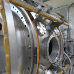 Projet MORA (Matter’s Origin from the RadioActivity of trapped and laser oriented ions). Chambre à vide entourée par des bobines de Helmholtz pour créer un champs magnétique au centre du piège. MORA