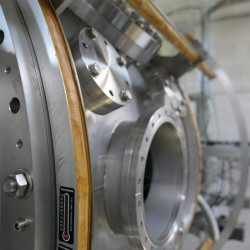 Projet MORA (Matter’s Origin from the RadioActivity of trapped and laser oriented ions). Chambre à vide entourée par des bobines de Helmholtz pour créer un champs magnétique au centre du piège. MORA