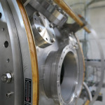 Projet MORA (Matter’s Origin from the RadioActivity of trapped and laser oriented ions). Chambre à vide entourée par des bobines de Helmholtz pour créer un champs magnétique au centre du piège. MORA