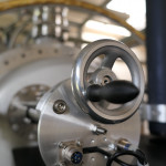 Projet MORA (Matter’s Origin from the RadioActivity of trapped and laser oriented ions). Chambre à vide développée au LPC Caen. Molette d'insertion des sources radioactives au centre du piège. MORA