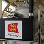 Projet MORA (Matter’s Origin from the RadioActivity of trapped and laser oriented ions). Chambre à vide développée au LPC Caen. Boite contenant l'optique laser de la chambre. MORA