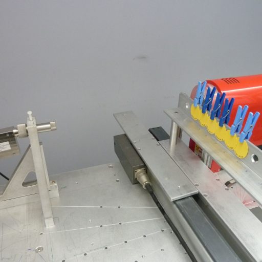 Un générateur à Rayons X (à droite) couplé à un détecteur CdTe (à gauche) permet de quantifier précisément la nature et l’épaisseur de la charge radioprotectice de gants développés pour le travail en boite à gants.